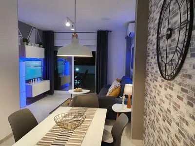 Una televisión o centro de entretenimiento en Atico centrico con terraza vistas mar y montaña