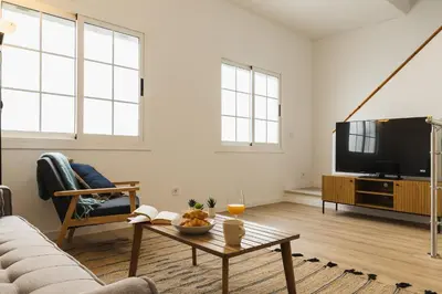 Una televisión o centro de entretenimiento en Gran Capitán- Casa en el centro con 3 habitaciones y terraza