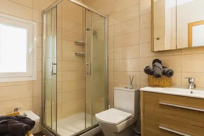 Un baño de Gran Capitán- Casa en el centro con 3 habitaciones y terraza