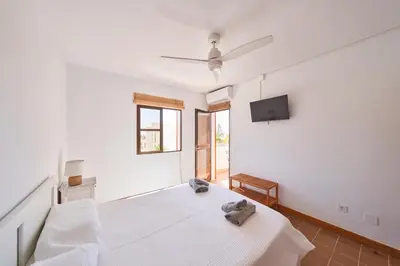 Una televisión o centro de entretenimiento en apartamentos Mondo y Lirondo San Jose cabo de Gata