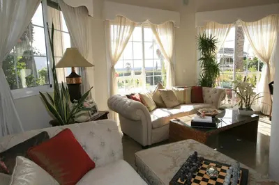 Zona de estar de 4 Bedroom Villa Sleeps 8 with Private Pool