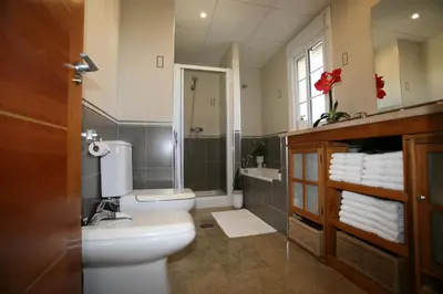 Un baño de 4 Bedroom Villa Sleeps 8 with Private Pool