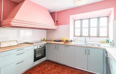 Una cocina o zona de cocina en 6 Bedroom Stunning Home In Dalias