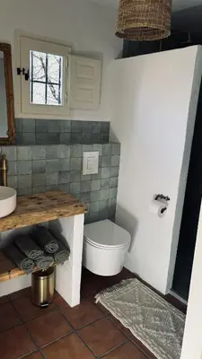 Un baño de MOZa LUZe - Off Grid Casa Rural