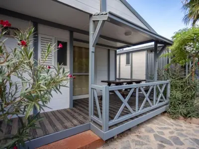 Un balcón o terraza de Charmant Bungalow 5 Pers Avec Terrasse - API-1-52-1776