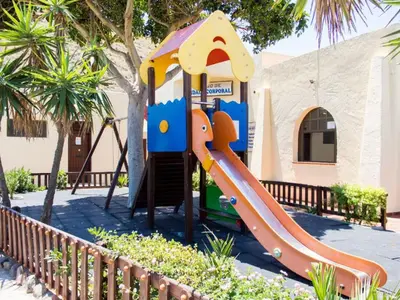 Zona de juegos infantil en Mobil Home Familial avec Terrasse - Camping Los Escullos - API-1-52-1781