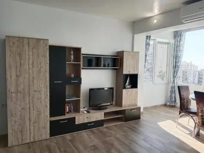 Una televisión o centro de entretenimiento en Estudio Paraíso piscina y playa
