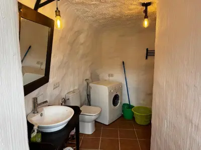 Un baño de Cuevas La Veranda Orce