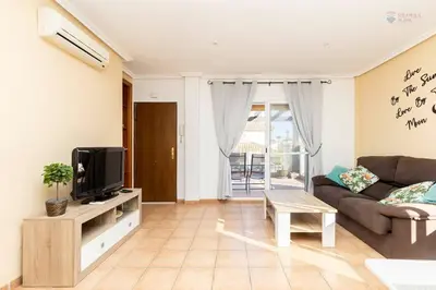 Una televisión o centro de entretenimiento en Sunny penthouse with large terrace and pool in Vera