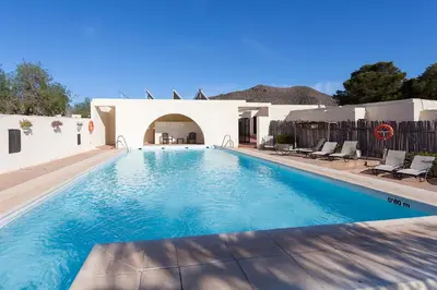 Piscina en o cerca de Cortijo El Sotillo