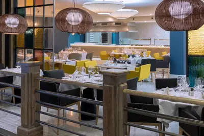 Un restaurante o sitio para comer en Mediterraneo Bay Hotel & Resort