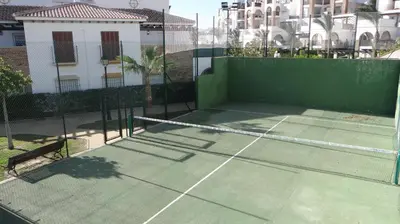 Instalaciones para jugar a tenis o squash en Al Andalus Thalassa I VERARENTAL-COM o alrededores