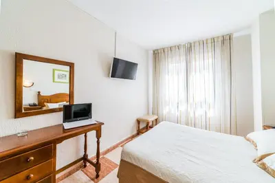 Una televisión o centro de entretenimiento en Hotel Sevilla