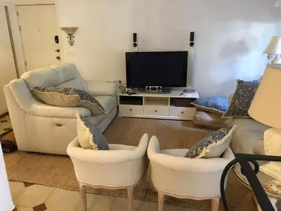 Una televisión o centro de entretenimiento en Urbanizacion Puerto Rey