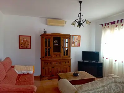 Una televisión o centro de entretenimiento en La Cabañuela