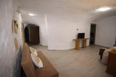 Una televisión o centro de entretenimiento en Alojamientos Cuevas Pinomojon