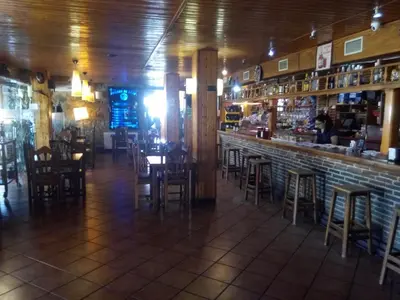 El salón o zona de bar de Hostal Sierra De Baza