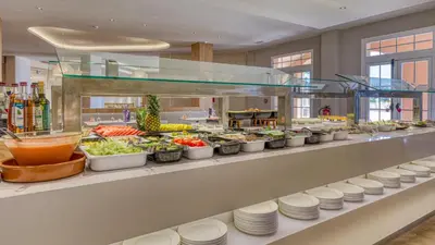 Comida en o cerca de este hotel