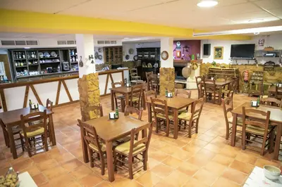 Un restaurante o sitio para comer en Hospederia Rural Los Palmitos