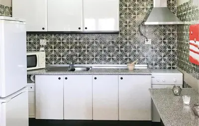 Una cocina o zona de cocina en Lovely Apartment In Roquetas De Mar