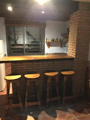 El salón o zona de bar de villa cinco palmas