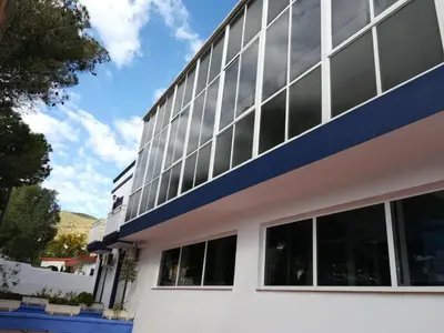 Edificio en el que se encuentra el hostal o pensión