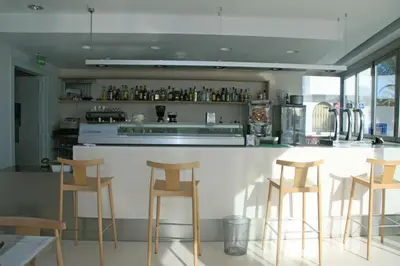El salón o zona de bar de Hotel Las Palmas