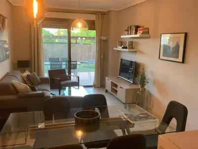Una televisión o centro de entretenimiento en Jardines de Nuevo Vera - Magnífico Apartamento a Pie de Playa