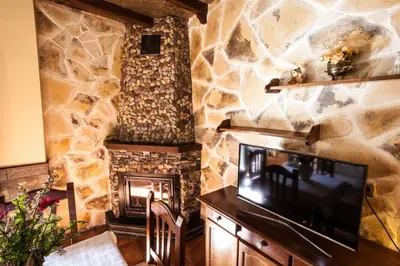 Una televisión o centro de entretenimiento en Alojamientos Rurales Benarum con Spa