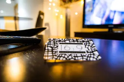 Una televisión o centro de entretenimiento en Apartamentos 16:9 Suites Almería