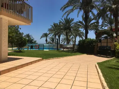 Piscina en o cerca de APARTAMENTO CON VISTAS AL MAR. PRIMERA LINEA DE PLAYA.