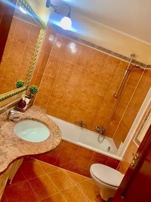 Un baño de ÁTICO DELUXE entre CENTRO y PLAYA Salinas con TERRAZA, WIFI, PISCINA climatizada, GYM, SAUNA y GARAJE -Smart TV