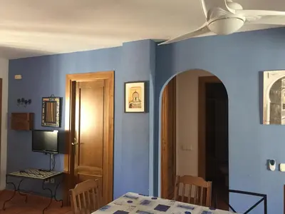 Una televisión o centro de entretenimiento en isleta del Moro Daniel