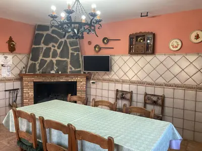 Una televisión o centro de entretenimiento en Cortijo Los Garridos - 12 huéspedes