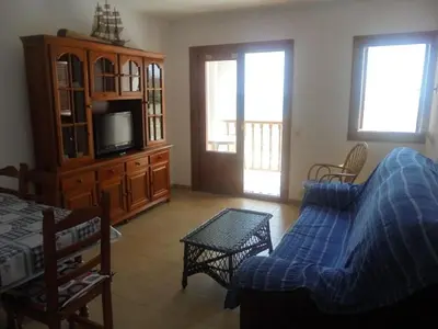 Una televisión o centro de entretenimiento en Apartamento en la Playa de San José-sjjc