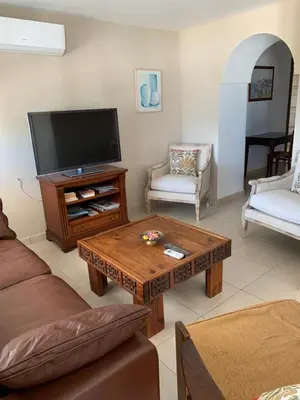 Una televisión o centro de entretenimiento en Maison Alriad - Alojamiento familiar tranquilo cerca del mar con jardín, porche y parking privado en el interior de la finca no apto para fiestas