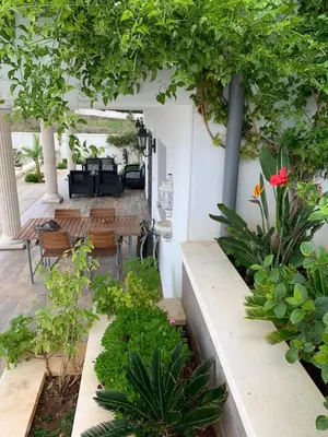 Jardín al aire libre en Maison Alriad - Alojamiento familiar tranquilo cerca del mar con jardín, porche y parking privado en el interior de la finca no apto para fiestas