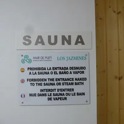 Certificado, premio, señal o documento que está expuesto en Los Jazmines Frente Al Mar