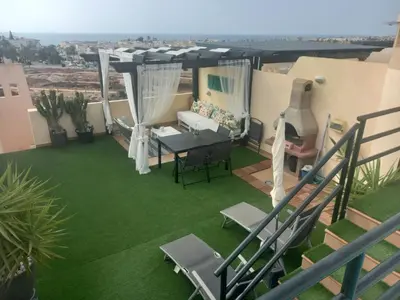 Un balcón o terraza de Atico con piscina privada