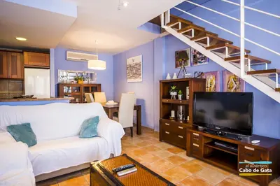 Una televisión o centro de entretenimiento en Apartamento EL CABO V