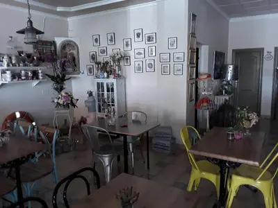 Un restaurante o sitio para comer en pension hernandez
