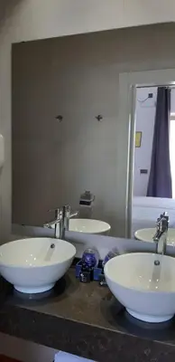 Un baño de Family Agua Amarga
