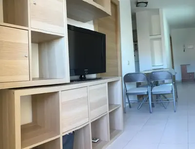 Una televisión o centro de entretenimiento en APARTAMENTO CERCA DE LA PLAYA