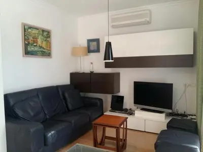 Una televisión o centro de entretenimiento en Bahía de Vera Apartamento Hibiscus