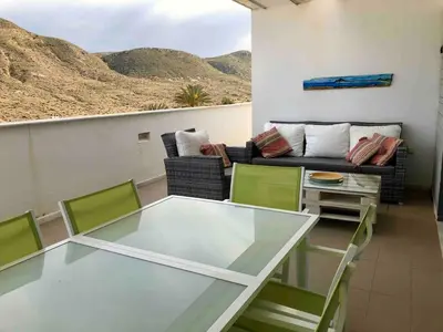 Zona de estar de Moderno apartamento con vistas al mar