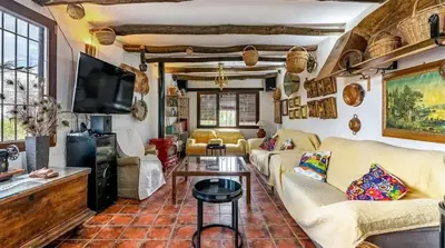 Una televisión o centro de entretenimiento en Spacious villa with mountain view and pool in Baza