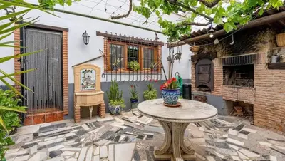Un balcón o terraza de Spacious villa with mountain view and pool in Baza