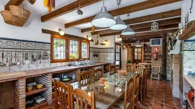 Una cocina o zona de cocina en Spacious villa with mountain view and pool in Baza