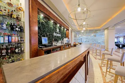 El salón o zona de bar de Envía Almería Apartments Spa & Golf