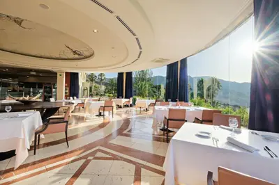 Un restaurante o sitio para comer en Envía Almería Apartments Spa & Golf